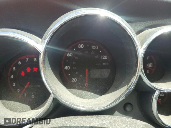 2006 Toyota Matrix STD z VIN 2T1KR32E06C604848, wystawiony jako Copart lot #62532615 z przebiegiem 116 625 mil mil oraz Szkoda całkowita • Salvage title. Historia ofert i sprzedaży dostępna na DreamBid. Obrazek 9.