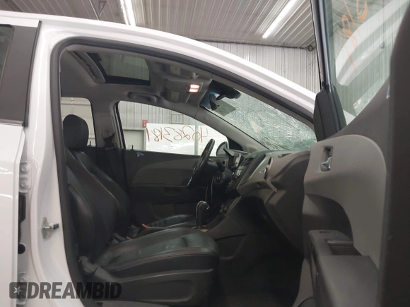 2012 Chevrolet Sonic LTZ z VIN 1G1JE6SH4C4169147, wystawiony jako IAAI lot #40283181 z przebiegiem 60 876 mil mil oraz . Historia ofert i sprzedaży dostępna na DreamBid. Obrazek 5.