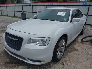 2016 Chrysler 300 Anniversary Edition z VIN 2C3CCAAG2GH343828, wystawiony jako IAAI lot #42291353 z przebiegiem 126 336 mil mil oraz . Historia ofert i sprzedaży dostępna na DreamBid. Obrazek 2.