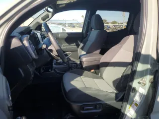 2023 Toyota Tacoma SR5 z VIN 3TMAZ5CN3PM210839, wystawiony jako Copart lot #88169495 z przebiegiem 17 766 mil mil oraz Czysty tytuł • Clean title. Historia ofert i sprzedaży dostępna na DreamBid. Obrazek 7.