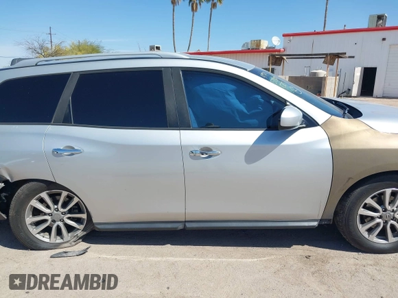2016 Nissan Pathfinder S with VIN 5N1AR2MN1GC613261, listed as a IAAI auction lot 42024004 with 231,212 mi miles. Bid and sale history available at carsss.com. Image 13.