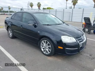 2010 Volkswagen Jetta Wolfsburg Edition с VIN 3VWRA7AJ7AM050765, выставлен на аукционе IAAI как лот 42130965 с пробегом 191 975 миль миль и . История ставок и продаж доступна на DreamBid. Изображение 1.
