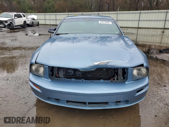 2005 Ford Mustang GT Deluxe z VIN 1ZVFT82H255237843, wystawiony jako Copart lot #44313965 z przebiegiem 128 236 mil mil oraz Szkoda całkowita • Salvage title. Historia ofert i sprzedaży dostępna na DreamBid. Obrazek 5.