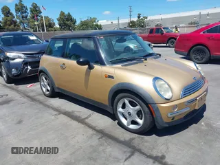 2004 MINI Hardtop z VIN WMWRC334X4TJ59608, wystawiony jako IAAI lot #42784696 z przebiegiem 85 301 mil mil oraz . Historia ofert i sprzedaży dostępna na DreamBid. Obrazek 1.