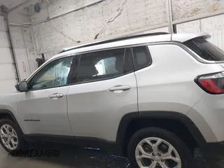 2024 Jeep Compass Latitude z VIN 3C4NJDBN5RT116961, wystawiony jako IAAI lot #42661118 z przebiegiem 24 175 mil mil oraz . Historia ofert i sprzedaży dostępna na DreamBid. Obrazek 15.