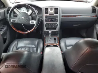 2008 Chrysler 300 C Hemi z VIN 2C3KA63H98H140585, wystawiony jako Copart lot #56714545 z przebiegiem 106 550 mil mil oraz Nie do naprawy • Non repairable. Historia ofert i sprzedaży dostępna na DreamBid. Obrazek 8.