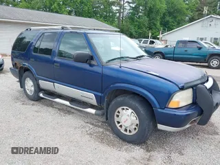 2000 GMC Jimmy Diamond Edition Luxury z VIN 1GKDT13W4Y2329979, wystawiony jako IAAI lot #42290560 z przebiegiem 241 865 mil mil oraz . Historia ofert i sprzedaży dostępna na DreamBid. Obrazek 1.