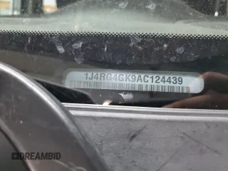 2010 Jeep Commander Sport z VIN 1J4RG4GK9AC124439, wystawiony jako Copart lot #54749315 z przebiegiem 150 204 mil mil oraz Czysty tytuł • Clean title. Historia ofert i sprzedaży dostępna na DreamBid. Obrazek 13.