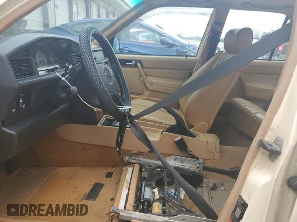 1993 Mercedes-Benz 190 z VIN WDBDA29D1PG074415, wystawiony jako Copart lot #51626555 z przebiegiem 219 450 mil mil oraz Tytuł czysty. Historia ofert i sprzedaży dostępna na DreamBid. Obrazek 7.