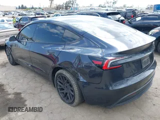 2024 Tesla Model 3 z VIN 5YJ3E1EA0RF782725, wystawiony jako IAAI lot #42248130 z przebiegiem 40 776 mil mil oraz . Historia ofert i sprzedaży dostępna na DreamBid. Obrazek 3.