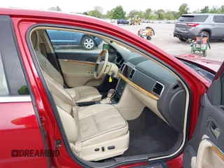 2010 Lincoln MKZ z VIN 3LNHL2GC2AR636552, wystawiony jako IAAI lot #42330172 z przebiegiem 98 883 mil mil oraz . Historia ofert i sprzedaży dostępna na DreamBid. Obrazek 5.