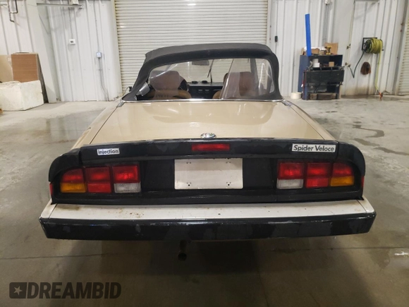 1986 Alfa Romeo Spider Veloce z VIN ZARBA541XG1037976, wystawiony jako Copart lot #50330035 z przebiegiem 47 885 mil mil oraz Szkoda całkowita • Salvage title. Historia ofert i sprzedaży dostępna na DreamBid. Obrazek 6.