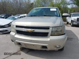 2007 Chevrolet Tahoe LS z VIN 1GNFC13J97R308812, wystawiony jako IAAI lot #41898016 z przebiegiem 178 559 mil mil oraz . Historia ofert i sprzedaży dostępna na DreamBid. Obrazek 12.