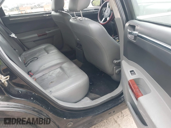 2005 Chrysler 300 Touring z VIN 2C3JA53G15H155185, wystawiony jako IAAI lot #42243504 z przebiegiem 176 557 mil mil oraz . Historia ofert i sprzedaży dostępna na DreamBid. Obrazek 8.