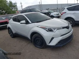2018 Toyota C-HR XLE z VIN JTNKHMBX4J1001128, wystawiony jako IAAI lot #41957363 z przebiegiem 108 233 mil mil oraz . Historia ofert i sprzedaży dostępna na DreamBid. Obrazek 1.