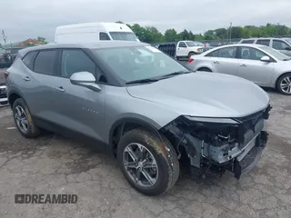 2025 Chevrolet Blazer LT z VIN 3GNKBCR47SS191462, wystawiony jako IAAI lot #42380455 z przebiegiem 5 861 mil mil oraz . Historia ofert i sprzedaży dostępna na DreamBid. Obrazek 1.