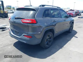 2018 Jeep Cherokee Latitude Tech Connect z VIN 1C4PJLCB8JD568422, wystawiony jako IAAI lot #42076237 z przebiegiem 88 382 mil mil oraz . Historia ofert i sprzedaży dostępna na DreamBid. Obrazek 4.