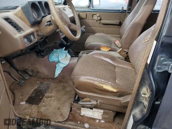 1991 Isuzu Trooper z VIN JACCH58E3M7900325, wystawiony jako Copart lot #79525294 z przebiegiem 146 593 mil mil oraz Czysty tytuł • Clean title. Historia ofert i sprzedaży dostępna na DreamBid. Obrazek 7.