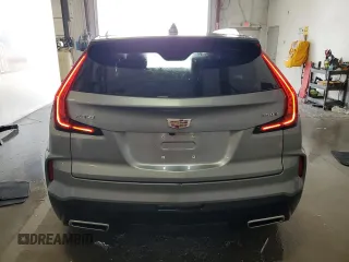 2024 Cadillac XT4 FWD Premium Luxury z VIN 1GYFZCR49RF126367, wystawiony jako Copart lot #60196465 z przebiegiem 40 827 mil mil oraz Czysty tytuł • Clean title. Historia ofert i sprzedaży dostępna na DreamBid. Obrazek 6.