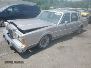 1989 Lincoln Town Car z VIN 1LNBM81FXKY605710, wystawiony jako Copart lot #59393245 z przebiegiem 75 698 mil mil oraz Czysty tytuł • Clean title. Historia ofert i sprzedaży dostępna na DreamBid. Obrazek 1.