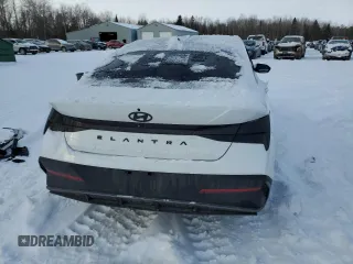 2024 Hyundai Elantra SEL z VIN KMHLM4DG0RU736051, wystawiony jako Copart lot #43045135 z przebiegiem 17 648 mil mil oraz Szkoda całkowita • Salvage title. Historia ofert i sprzedaży dostępna na DreamBid. Obrazek 6.