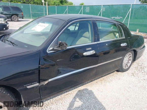 2001 Lincoln Town Car Signature with VIN 1LNHM82W11Y613959, listed as a IAAI auction lot 42432229 with 144,660 mi miles and . Bid and sale history available at DreamBid. Image 6.