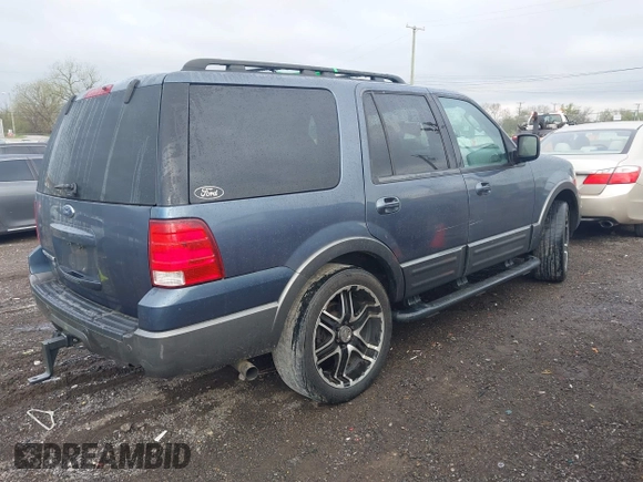 2006 Ford Expedition Special Service with VIN 1FMPU15566LA06014, listed as a IAAI auction lot 42016874 with 294,605 mi miles. Bid and sale history available at carsss.com. Image 4.