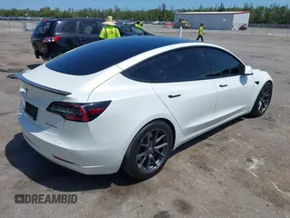 2022 Tesla Model 3 Long Range z VIN 5YJ3E1EB4NF163001, wystawiony jako IAAI lot #42211705 z przebiegiem 53 487 mil mil oraz . Historia ofert i sprzedaży dostępna na DreamBid. Obrazek 4.