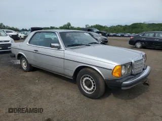 1982 Mercedes-Benz 300 z VIN WDBAB53A2CB000735, wystawiony jako Copart lot #55558185 z przebiegiem 176 245 mil mil oraz Czysty tytuł • Clean title. Historia ofert i sprzedaży dostępna na DreamBid. Obrazek 4.