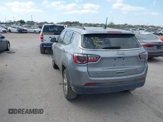 2018 Jeep Compass Latitude z VIN 3C4NJDBBXJT180665, wystawiony jako IAAI lot #41769618 z przebiegiem 128 309 mil mil oraz . Historia ofert i sprzedaży dostępna na DreamBid. Obrazek 3.