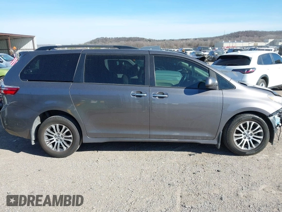 2020 Toyota Sienna XLE Auto Access Seat with VIN 5TDYZ3DC9LS049133, listed as a IAAI auction lot 41705488 with 62,216 mi miles. Bid and sale history available at carsss.com. Image 14.