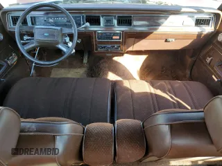 1983 Ford Crown Victoria z VIN 1FABP43F8DZ146309, wystawiony jako Copart lot #43996455 z przebiegiem 99 596 mil mil oraz Szkoda całkowita • Salvage title. Historia ofert i sprzedaży dostępna na DreamBid. Obrazek 8.