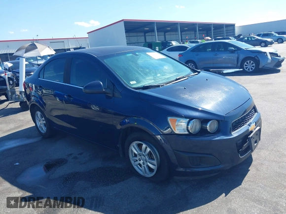 2015 Chevrolet Sonic LT z VIN 1G1JC5SB5F4177676, wystawiony jako IAAI lot #42230662 z przebiegiem 155 884 mil mil oraz . Historia ofert i sprzedaży dostępna na DreamBid. Obrazek 1.
