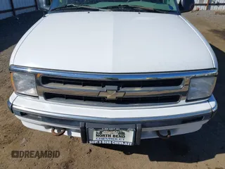 1995 Chevrolet Blazer z VIN 1GNDT13W0S2140739, wystawiony jako IAAI lot #42064301 z przebiegiem 128 901 mil mil oraz . Historia ofert i sprzedaży dostępna na DreamBid. Obrazek 6.