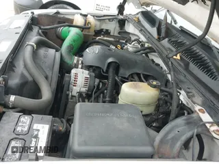2001 Chevrolet Silverado 2500HD LS z VIN 1GCHK29U01E133165, wystawiony jako IAAI lot #43149651 z przebiegiem 233 130 mil mil oraz . Historia ofert i sprzedaży dostępna na DreamBid. Obrazek 13.