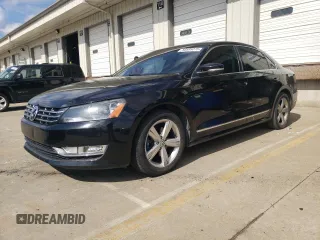 2014 Volkswagen Passat SEL Premium z VIN 1VWCN7A37EC014948, wystawiony jako Copart lot #50595075 z przebiegiem 151 804 mil mil oraz Nie do naprawy. Historia ofert i sprzedaży dostępna na DreamBid. Obrazek 1.