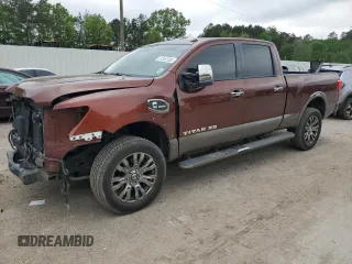 2016 Nissan Titan Platinum Reserve z VIN 1N6BA1F27GN502924, wystawiony jako Copart lot #51345105 z przebiegiem 90 215 mil mil oraz Szkody całkowita. Historia ofert i sprzedaży dostępna na DreamBid. Obrazek 1.