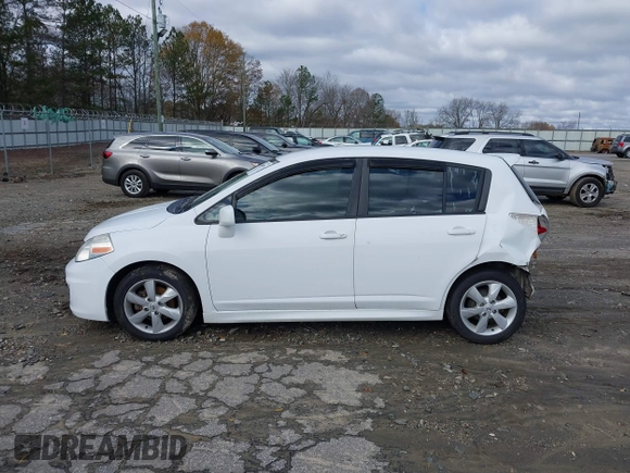 2011 Nissan Versa S с VIN 3N1BC1CP8BL377408, выставлен на аукционе IAAI как лот 41080991 с пробегом 121 541 миль миль и . История ставок и продаж доступна на DreamBid. Изображение 14.