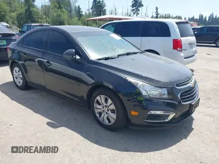 2015 Chevrolet Cruze LS z VIN 1G1PA5SH4F7212842, wystawiony jako IAAI lot #42490452 z przebiegiem 173 324 mil mil oraz . Historia ofert i sprzedaży dostępna na DreamBid. Obrazek 1.