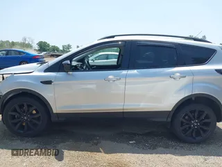 2017 Ford Escape SE z VIN 1FMCU9G95HUD37371, wystawiony jako IAAI lot #42393304 z przebiegiem 76 039 mil mil oraz . Historia ofert i sprzedaży dostępna na DreamBid. Obrazek 15.