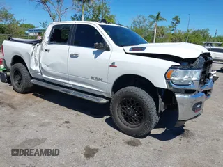 2020 Ram 2500 Big Horn z VIN 3C6UR5DL3LG309803, wystawiony jako IAAI lot #41843141 z przebiegiem 109 786 mil mil oraz . Historia ofert i sprzedaży dostępna na DreamBid. Obrazek 1.
