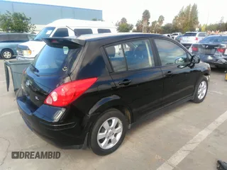 2007 Nissan Versa S z VIN 3N1BC13E17L408911, wystawiony jako IAAI lot #39637191 z przebiegiem 111 583 mil mil oraz . Historia ofert i sprzedaży dostępna na DreamBid. Obrazek 4.