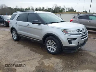 2018 Ford Explorer XLT z VIN 1FM5K8D8XJGA33493, wystawiony jako IAAI lot #41728861 z przebiegiem 103 392 mil mil oraz . Historia ofert i sprzedaży dostępna na DreamBid. Obrazek 1.