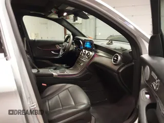 2020 Mercedes-Benz GLC 300 z VIN WDC0G8EB9LF686846, wystawiony jako IAAI lot #41371940 z przebiegiem 64 188 mil mil oraz . Historia ofert i sprzedaży dostępna na DreamBid. Obrazek 5.