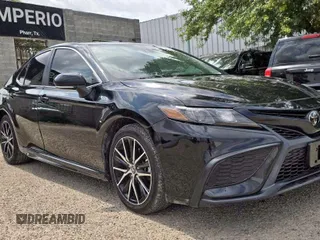 2022 Toyota Camry SE z VIN 4T1G11AK7NU059706, wystawiony jako Copart lot #60562185 z przebiegiem 50 232 mil mil oraz Czysty tytuł • Clean title. Historia ofert i sprzedaży dostępna na DreamBid. Obrazek 1.