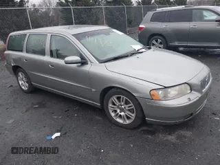 2006 Volvo V70 2.4L with VIN YV1SW640X62590834, listed as a IAAI auction lot 41113922 with 253,254 mi miles. Bid and sale history available at carsss.com. Image 1.