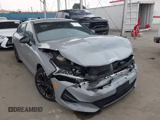 2023 Kia K5 GT-Line z VIN 5XXG64J27PG199321, wystawiony jako IAAI lot #42153677 z przebiegiem 28 798 mil mil oraz . Historia ofert i sprzedaży dostępna na DreamBid. Obrazek 1.