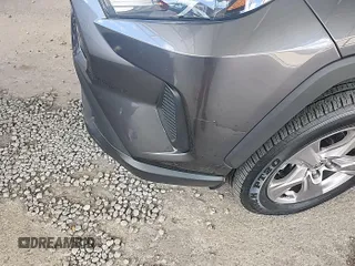 2022 Toyota RAV4 XLE z VIN 2T3P1RFV5NC282921, wystawiony jako IAAI lot #42900624 z przebiegiem 43 470 mil mil oraz . Historia ofert i sprzedaży dostępna na DreamBid. Obrazek 26.