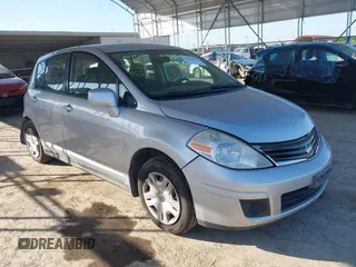 2012 Nissan Versa S z VIN 3N1BC1CP2CL373887, wystawiony jako IAAI lot #41969843 z przebiegiem 151 551 mil mil oraz . Historia ofert i sprzedaży dostępna na DreamBid. Obrazek 1.