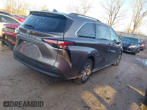 2021 Toyota Sienna XLE with VIN 5TDJRKEC2MS044996, listed as a IAAI auction lot 41116011 with 29,824 mi miles. Bid and sale history available at carsss.com. Image 4.